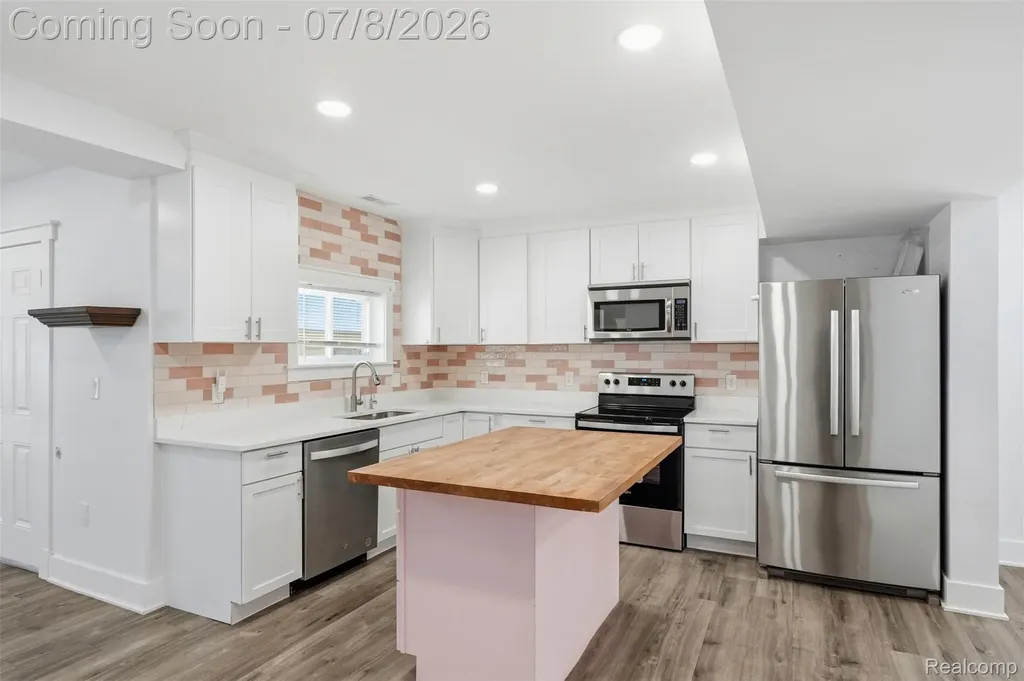 11369 Cadillac Avenue Warren City MI 48089