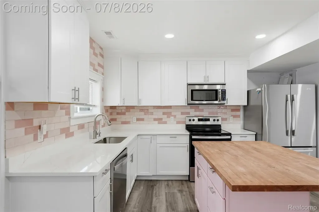 11369 Cadillac Avenue Warren City MI 48089