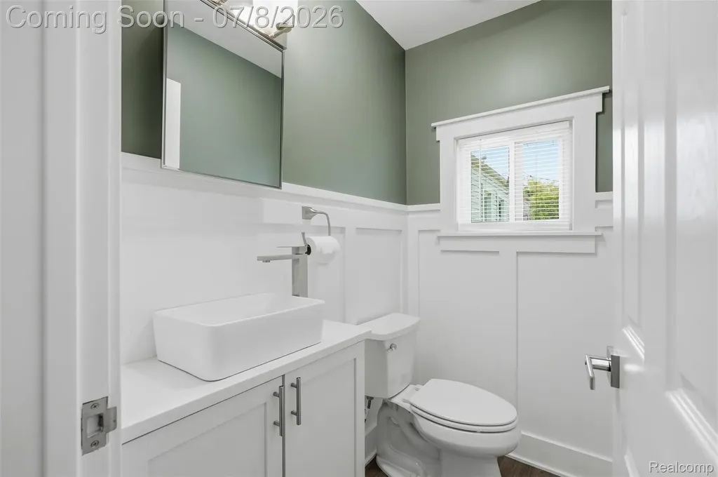 11369 Cadillac Avenue Warren City MI 48089