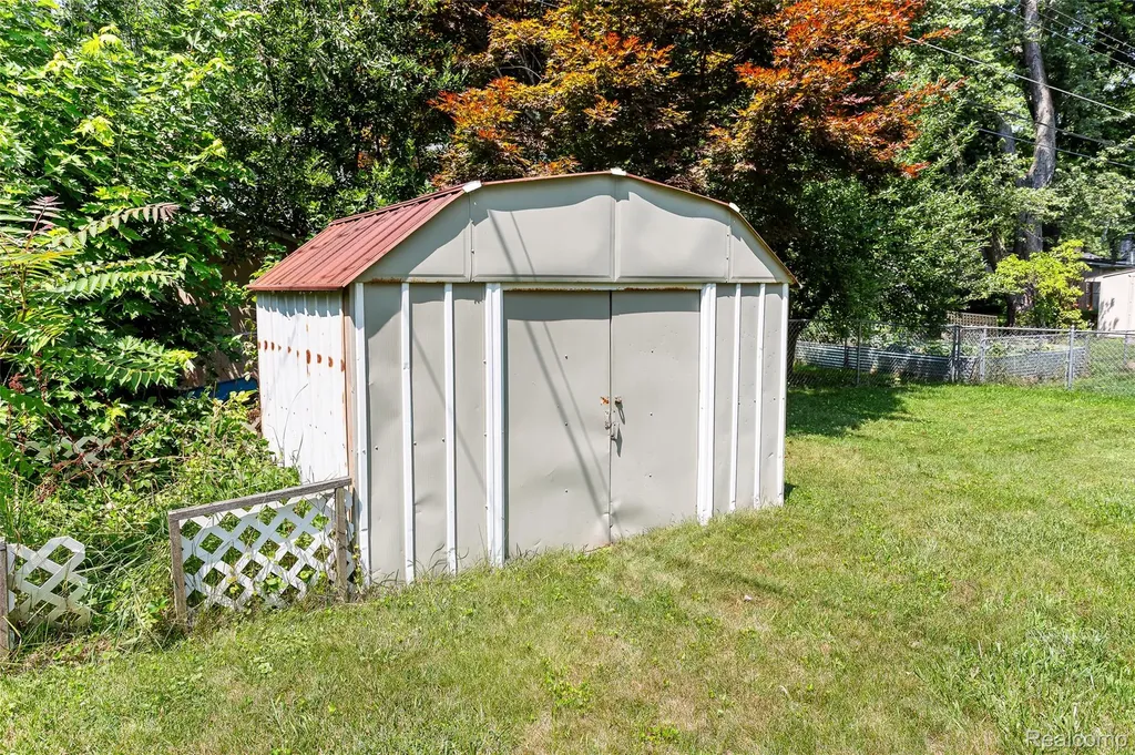 3322 Royal Boulevard Commerce Charter Township MI 48382