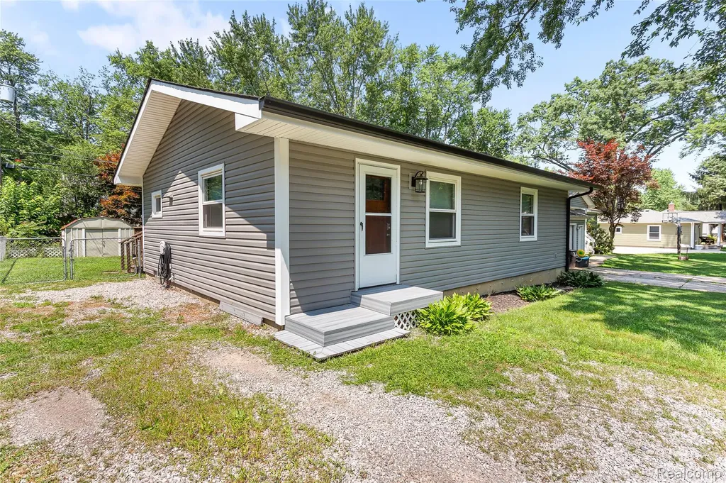 3322 Royal Boulevard Commerce Charter Township MI 48382