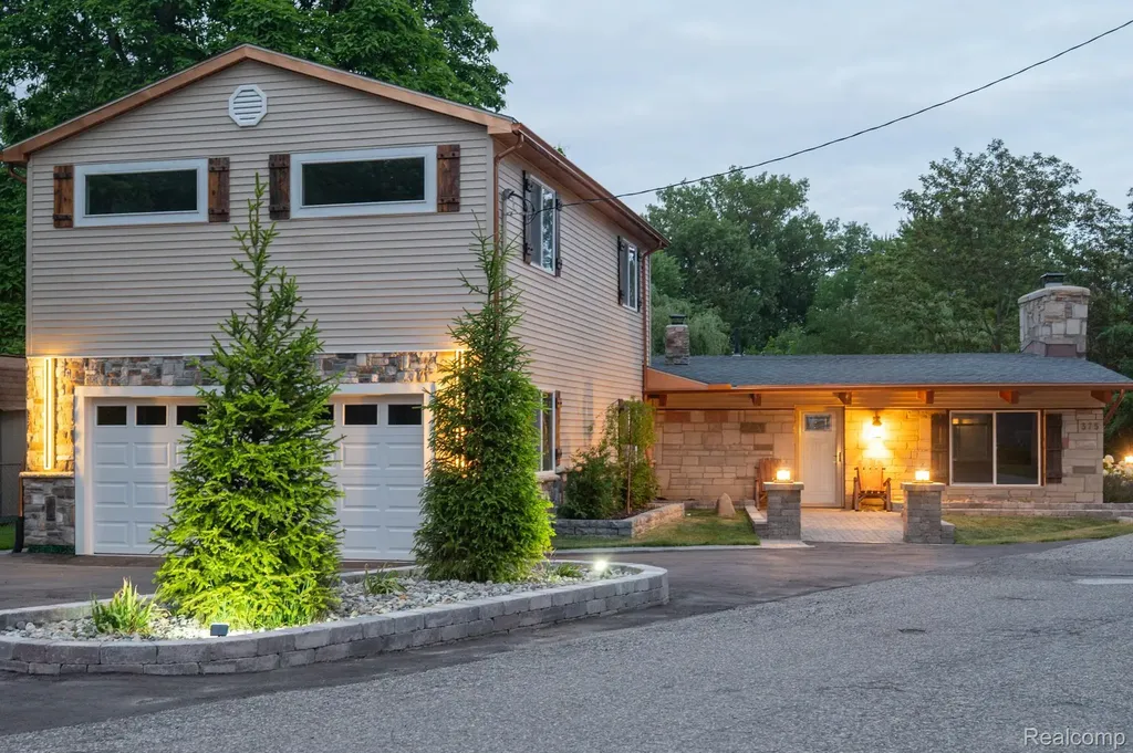 375 Lamothe Drive Waterford Charter Township MI 48327