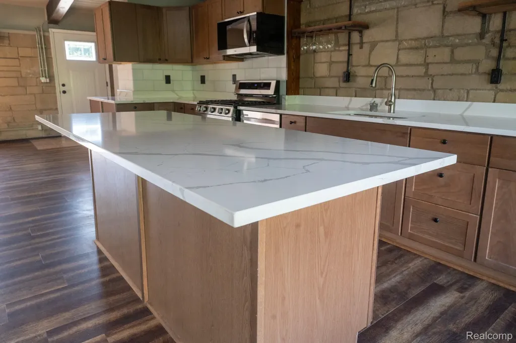 375 Lamothe Drive Waterford Charter Township MI 48327