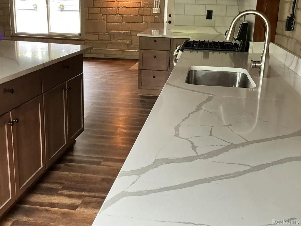 375 Lamothe Drive Waterford Charter Township MI 48327
