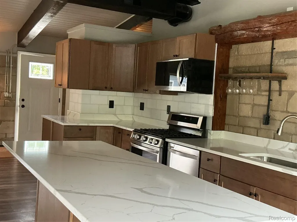 375 Lamothe Drive Waterford Charter Township MI 48327