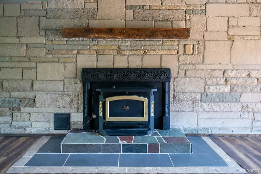 375 Lamothe Drive Waterford Charter Township MI 48327