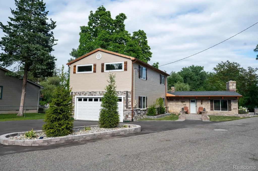 375 Lamothe Drive Waterford Charter Township MI 48327
