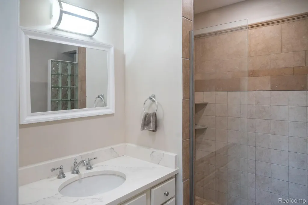 375 Lamothe Drive Waterford Charter Township MI 48327
