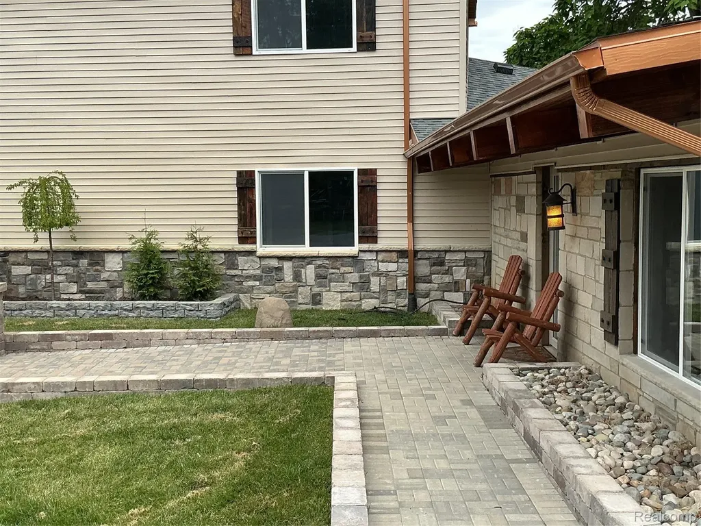 375 Lamothe Drive Waterford Charter Township MI 48327