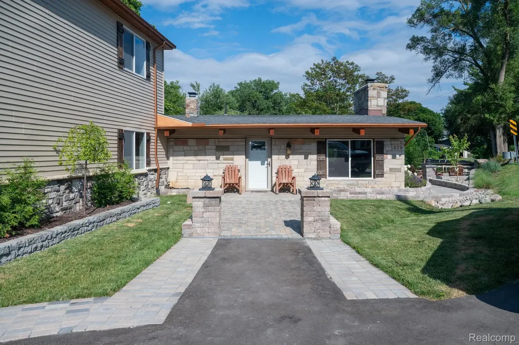 375 Lamothe Drive Waterford Charter Township MI 48327
