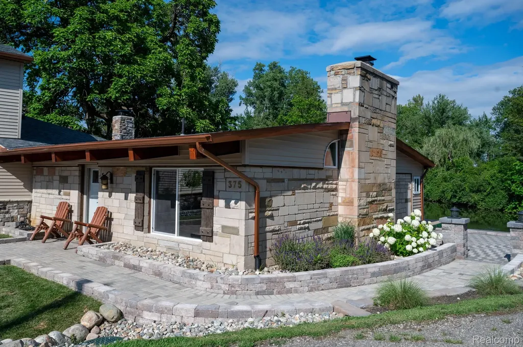 375 Lamothe Drive Waterford Charter Township MI 48327