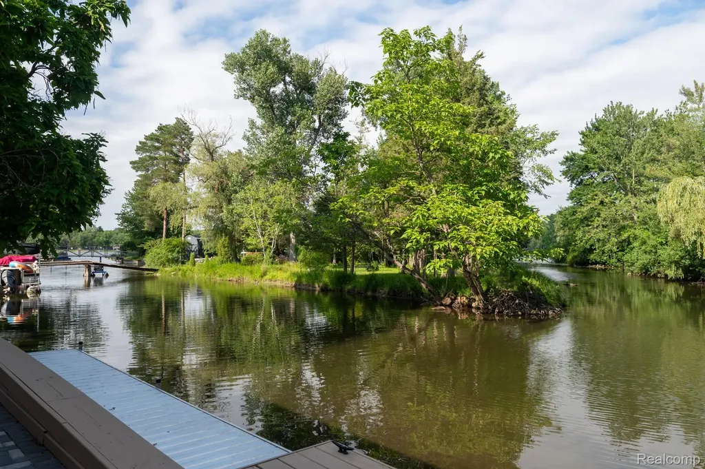 375 Lamothe Drive Waterford Charter Township MI 48327