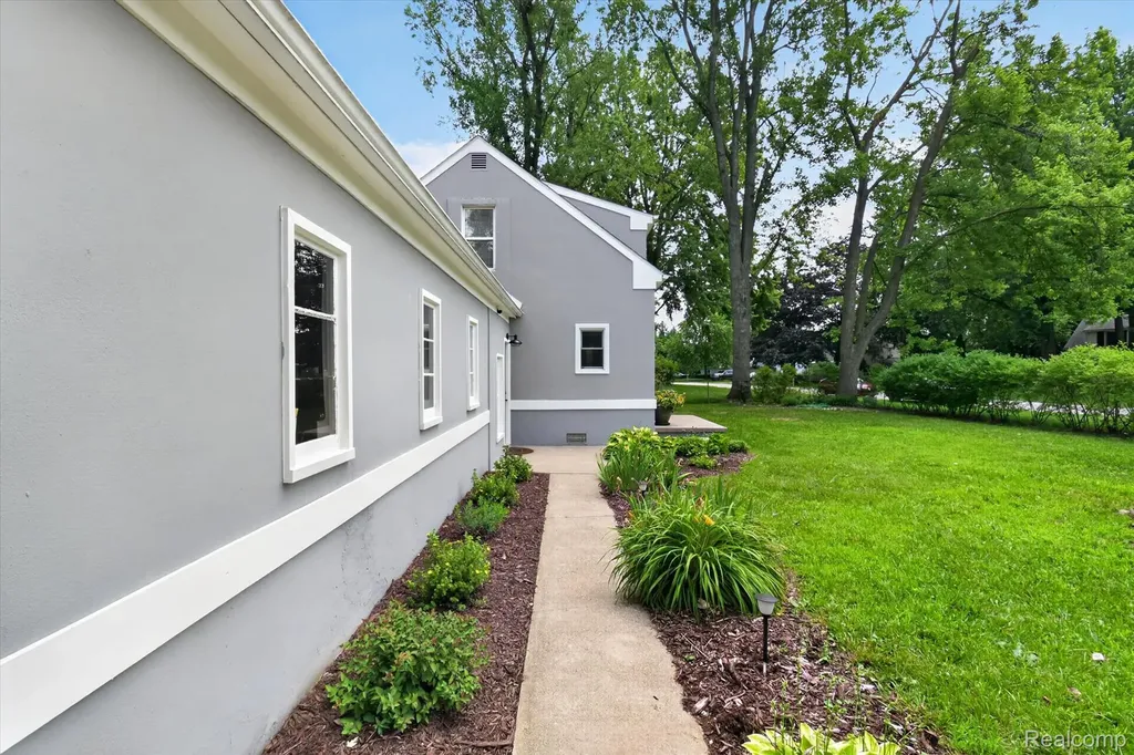 21154 Flanders Street Farmington Hills City MI 48335