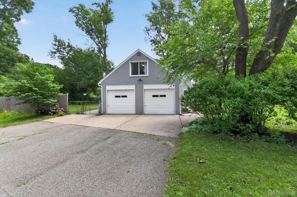 21154 Flanders Street Farmington Hills City MI 48335