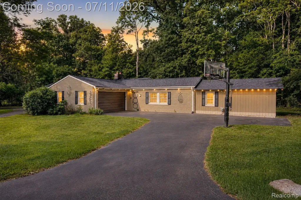 31555 Westlady Drive Beverly Hills Village MI 48025