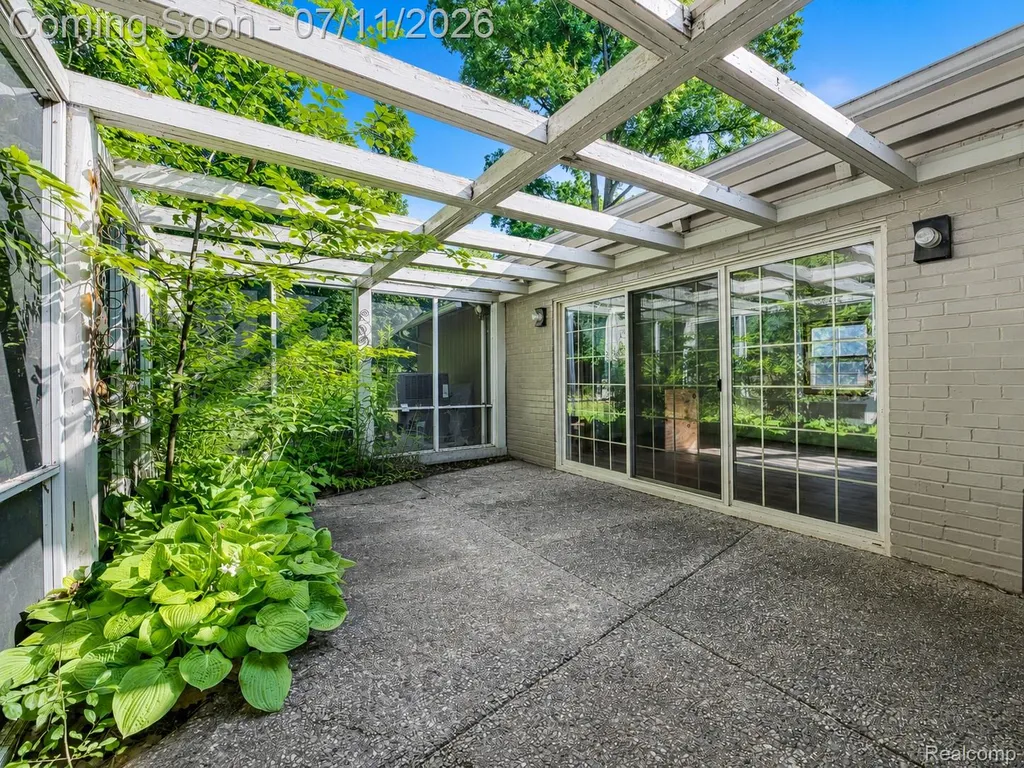 31555 Westlady Drive Beverly Hills Village MI 48025