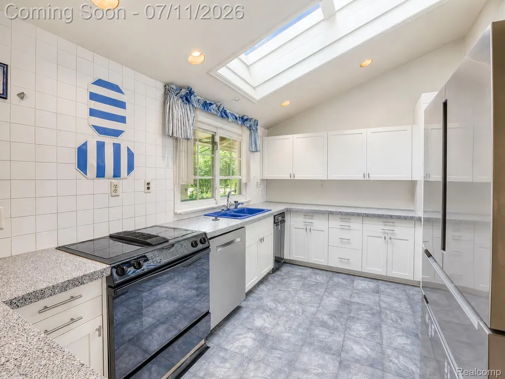 31555 Westlady Drive Beverly Hills Village MI 48025