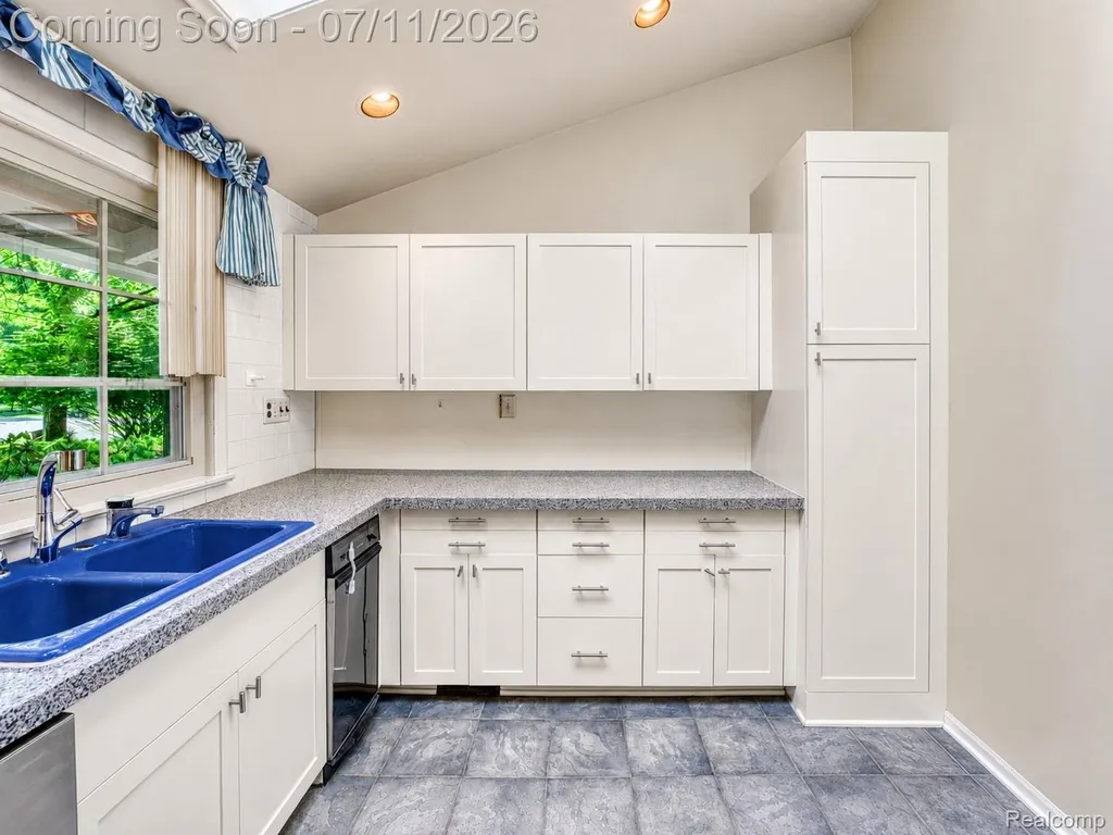 31555 Westlady Drive Beverly Hills Village MI 48025