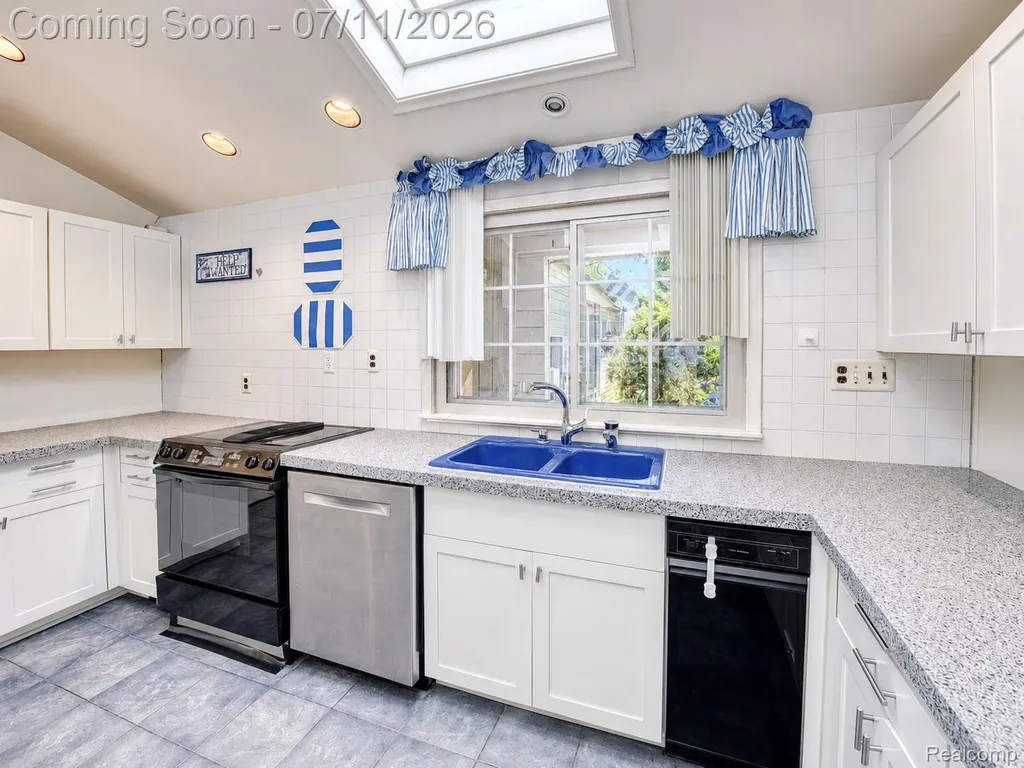31555 Westlady Drive Beverly Hills Village MI 48025