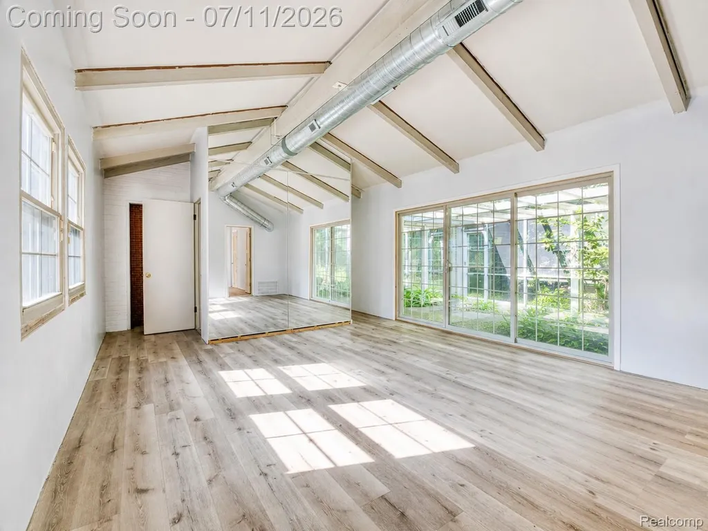 31555 Westlady Drive Beverly Hills Village MI 48025