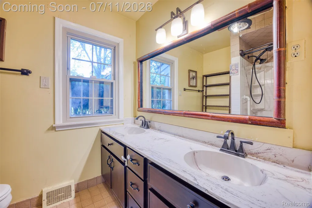 31555 Westlady Drive Beverly Hills Village MI 48025