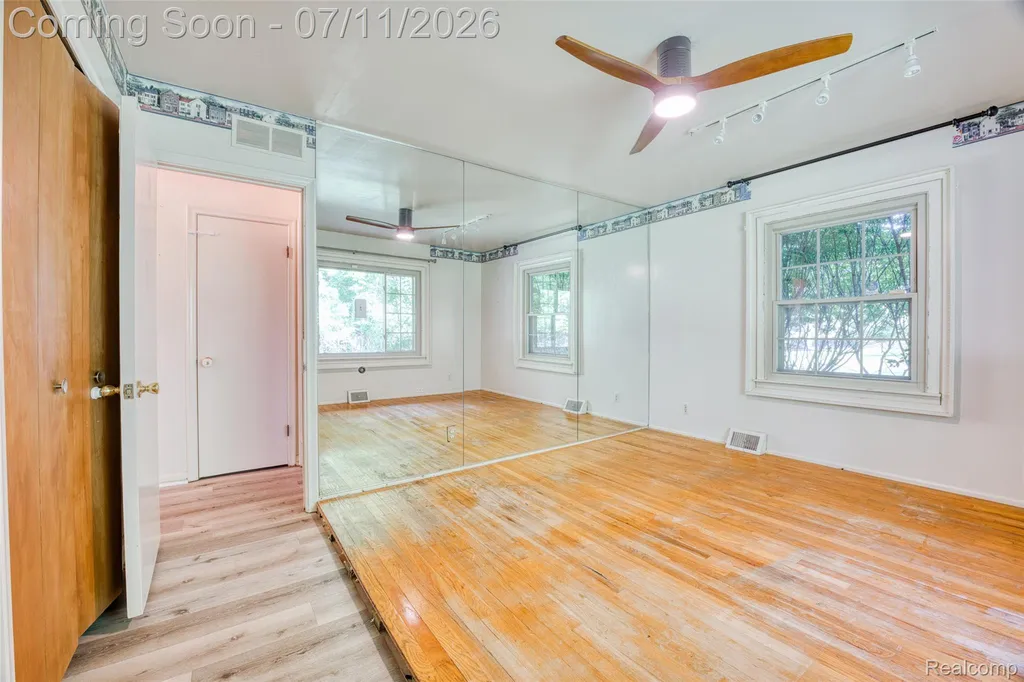 31555 Westlady Drive Beverly Hills Village MI 48025