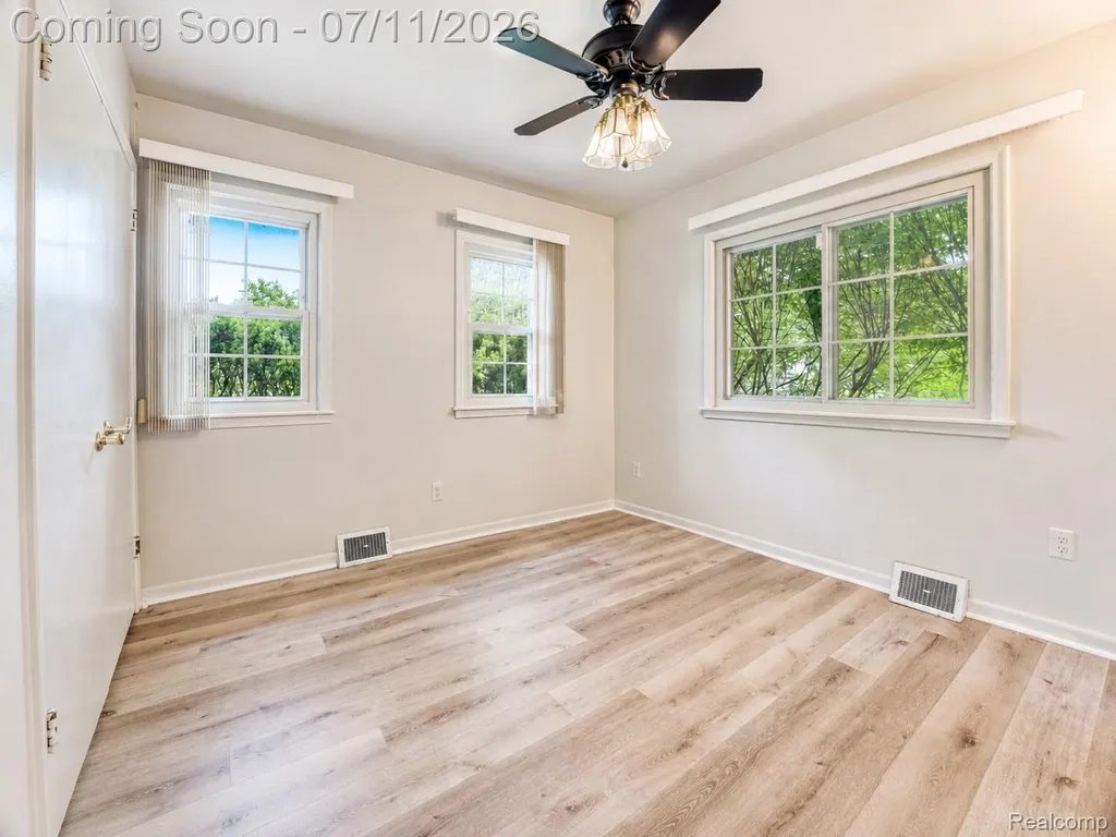 31555 Westlady Drive Beverly Hills Village MI 48025