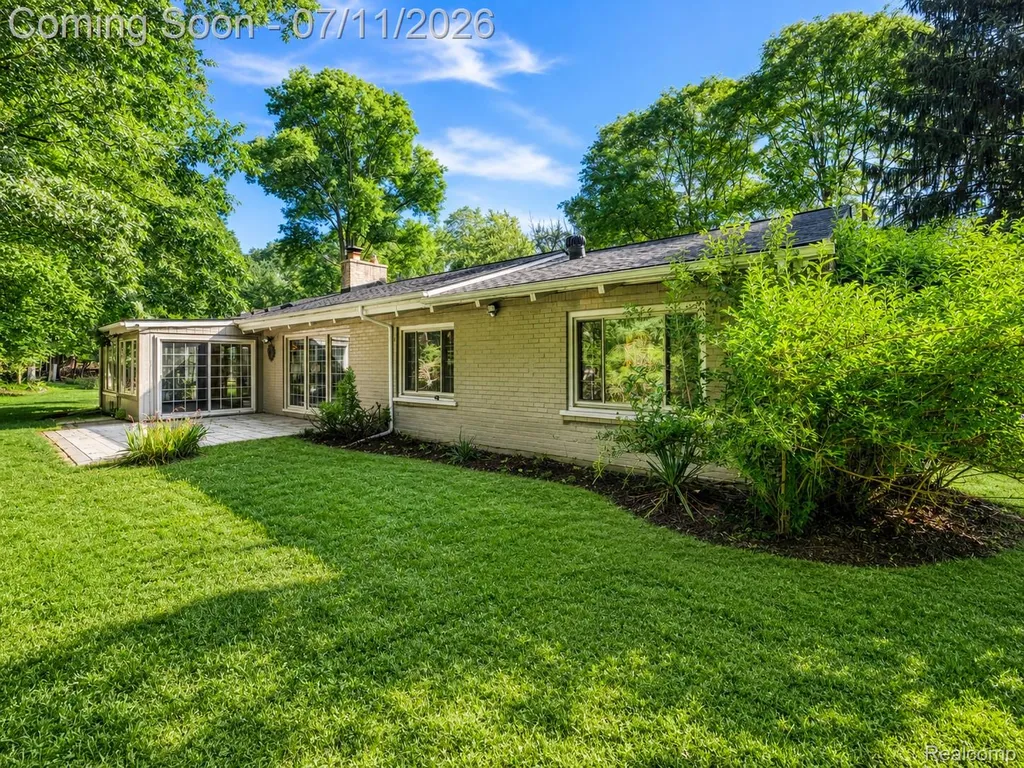 31555 Westlady Drive Beverly Hills Village MI 48025