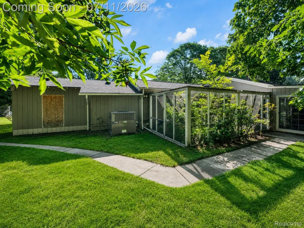 31555 Westlady Drive Beverly Hills Village MI 48025
