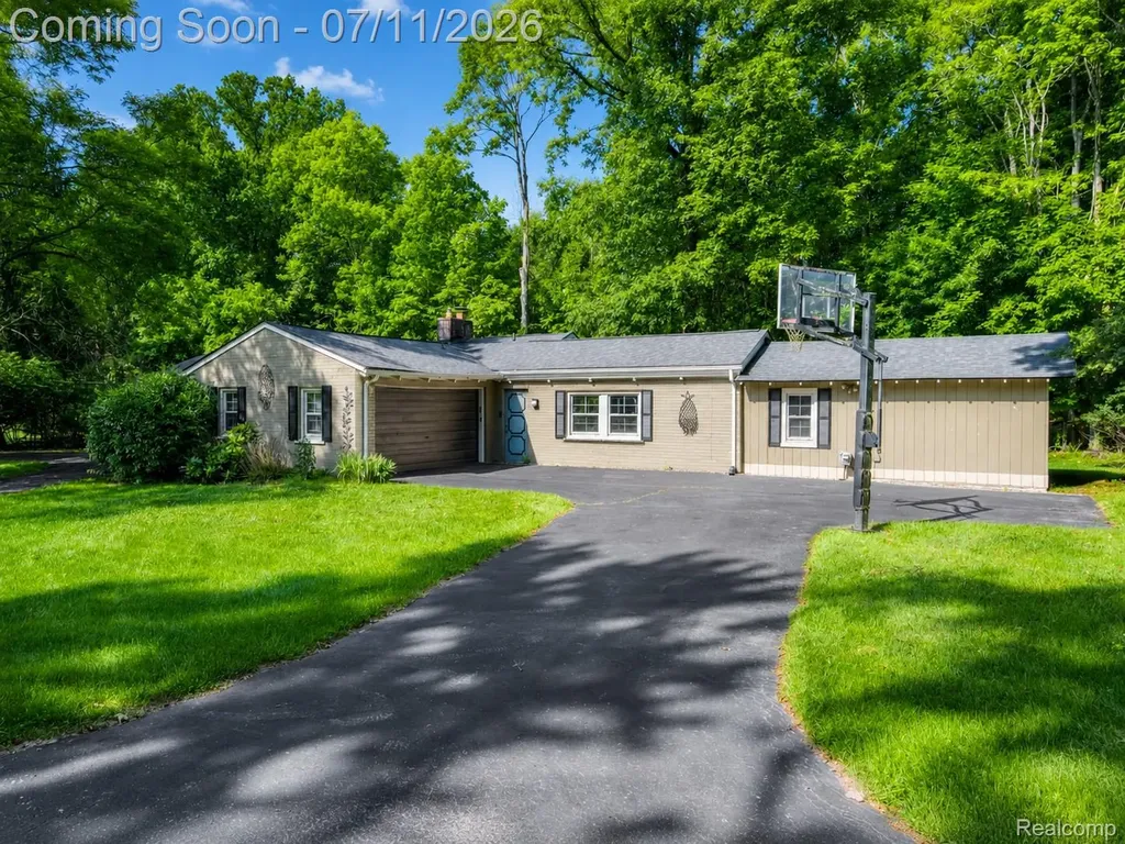 31555 Westlady Drive Beverly Hills Village MI 48025