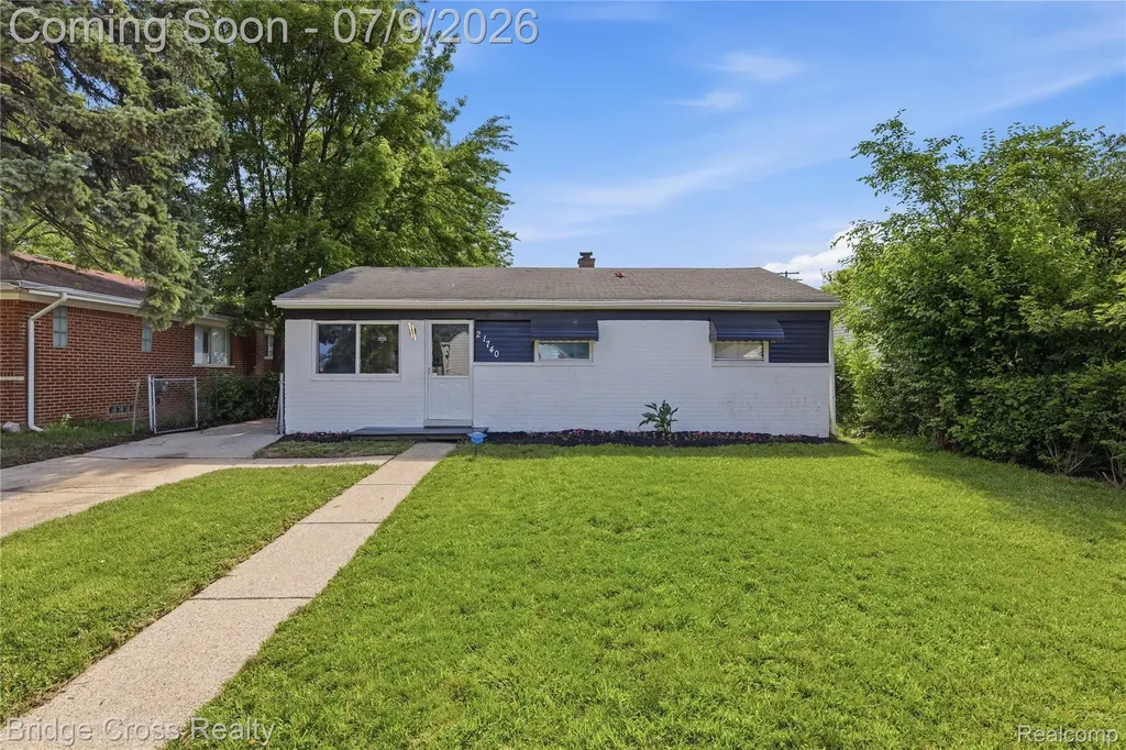 21740 Wellington Avenue Warren City MI 48089