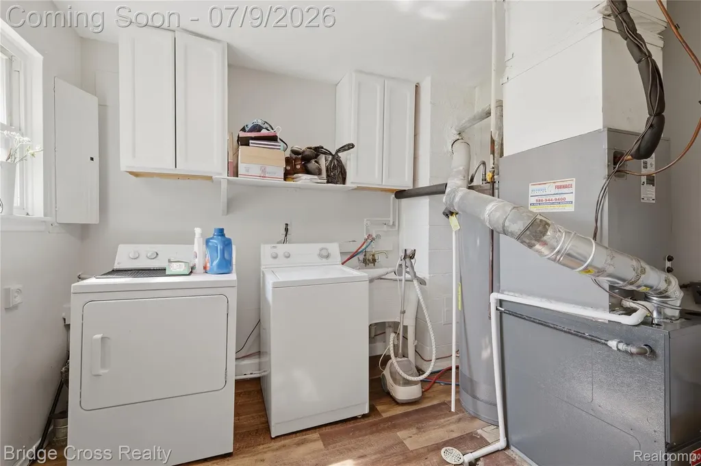 21740 Wellington Avenue Warren City MI 48089