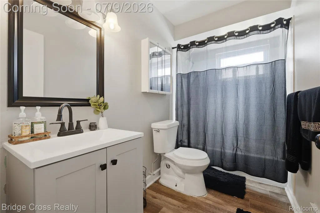 21740 Wellington Avenue Warren City MI 48089