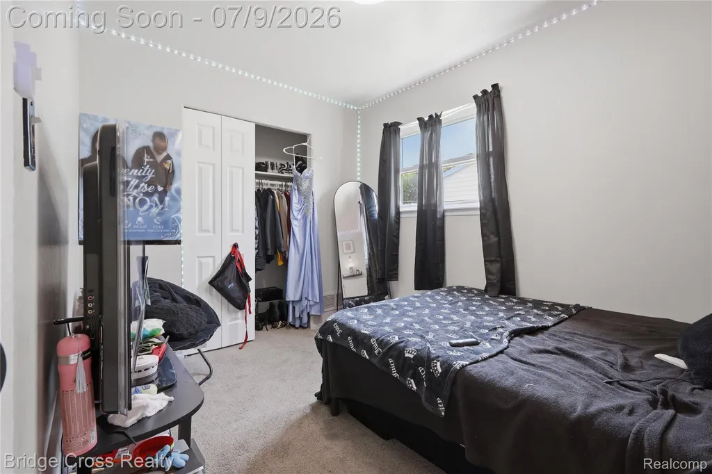 21740 Wellington Avenue Warren City MI 48089
