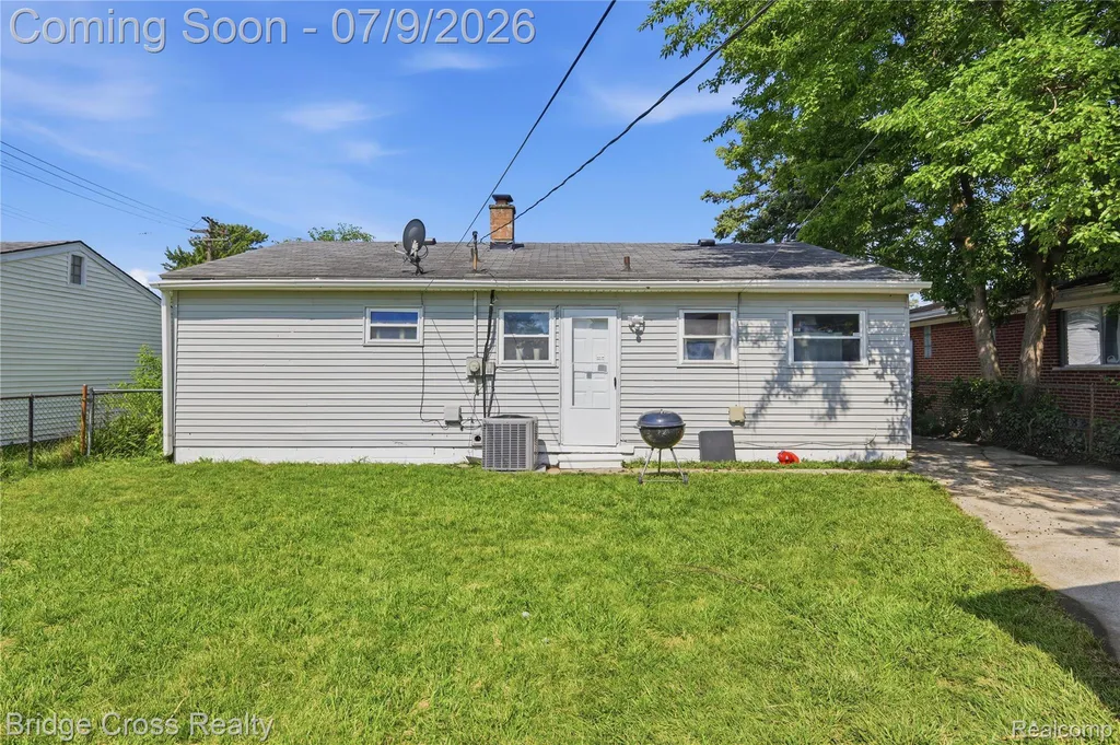 21740 Wellington Avenue Warren City MI 48089