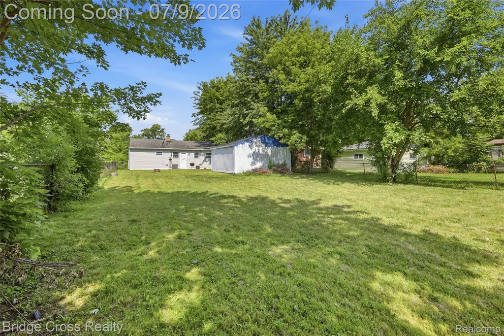 21740 Wellington Avenue Warren City MI 48089