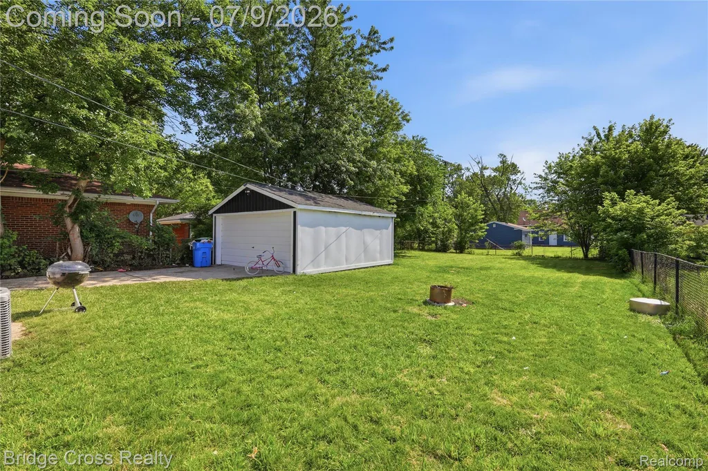 21740 Wellington Avenue Warren City MI 48089