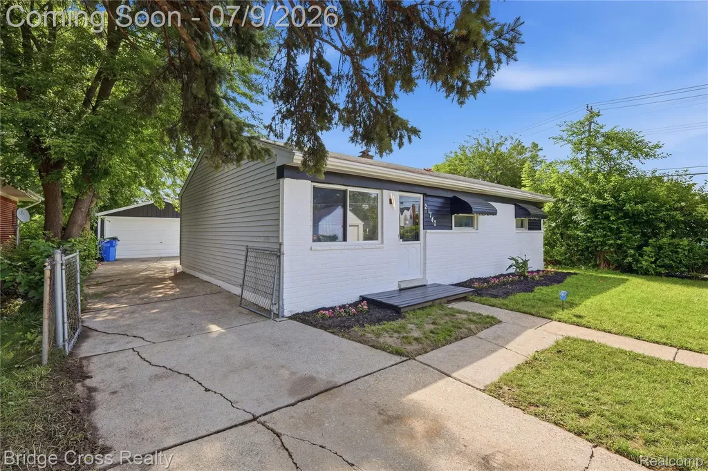 21740 Wellington Avenue Warren City MI 48089