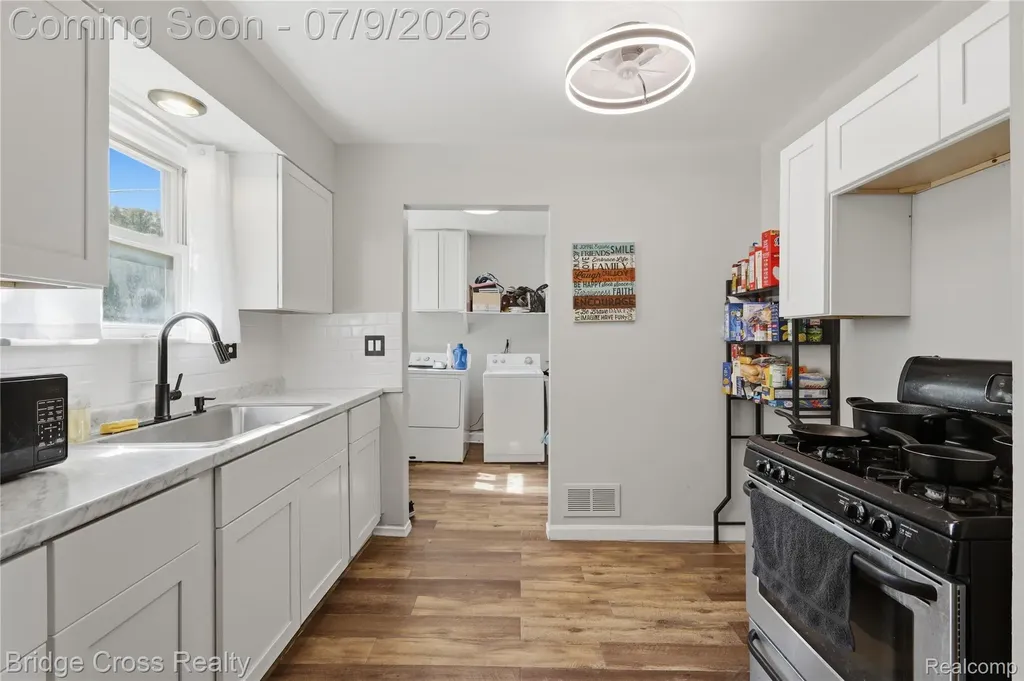 21740 Wellington Avenue Warren City MI 48089