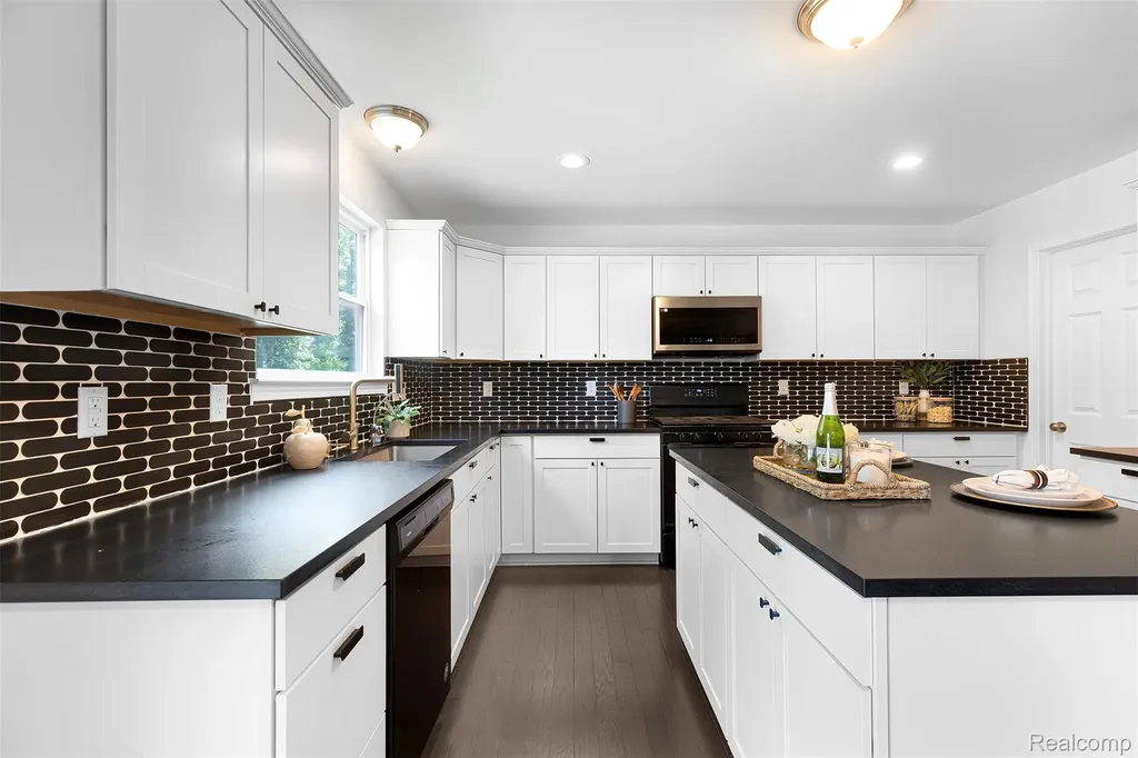 21422 Navarra Drive Lyon Charter Township MI 48178