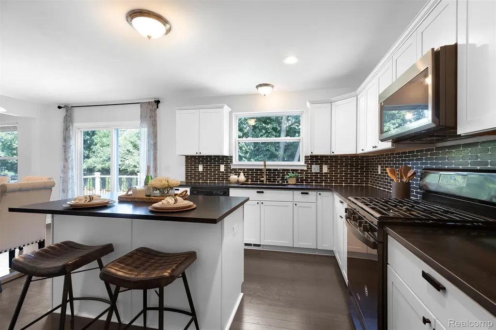 21422 Navarra Drive Lyon Charter Township MI 48178