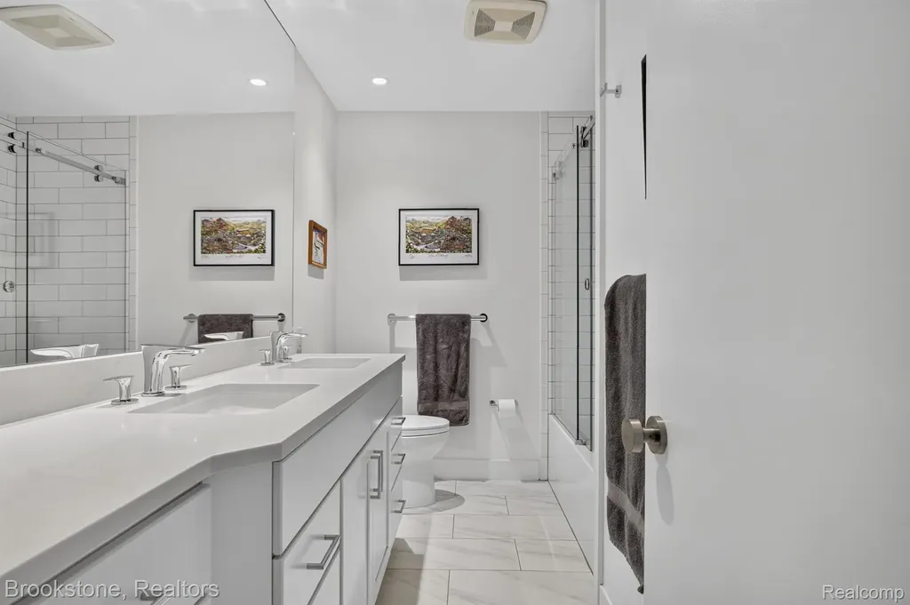 2700 Middlebelt Road West Bloomfield Charter Township MI 48324