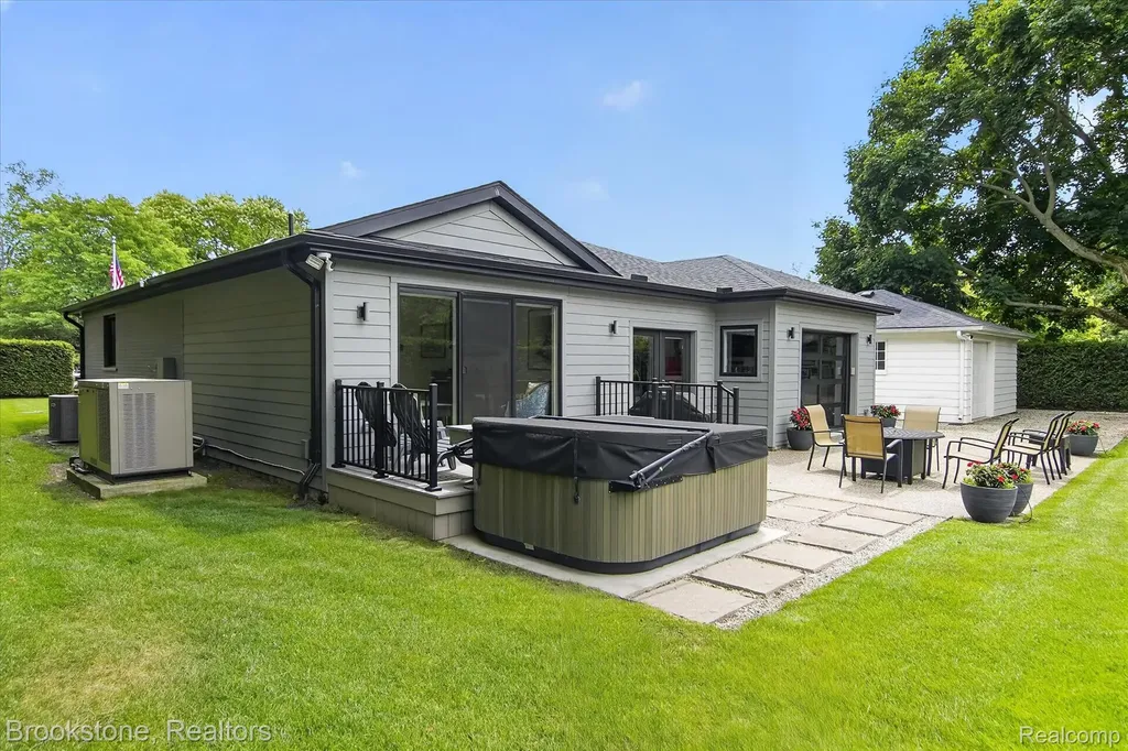 2700 Middlebelt Road West Bloomfield Charter Township MI 48324