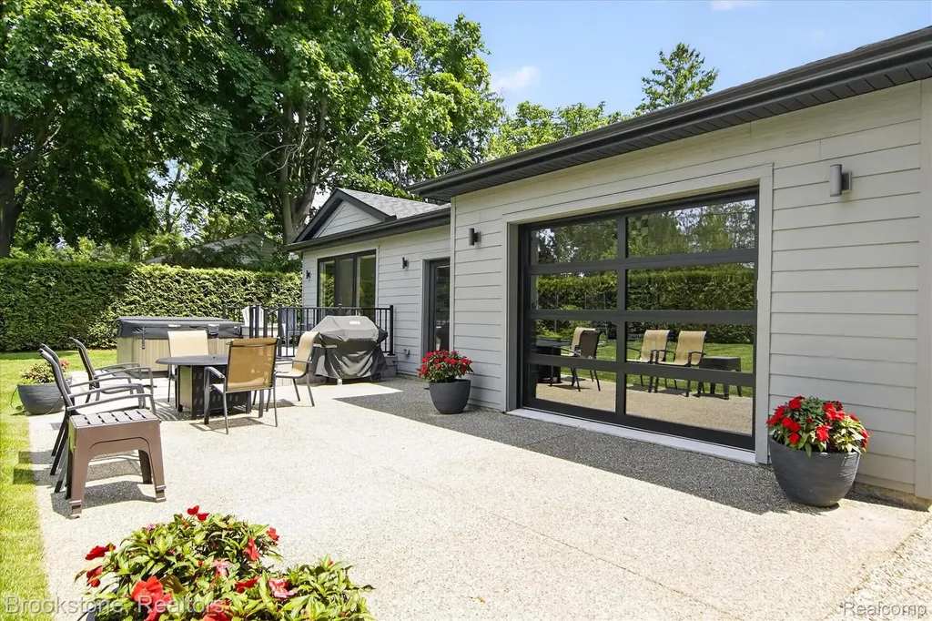 2700 Middlebelt Road West Bloomfield Charter Township MI 48324