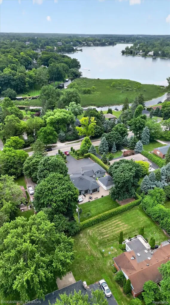 2700 Middlebelt Road West Bloomfield Charter Township MI 48324