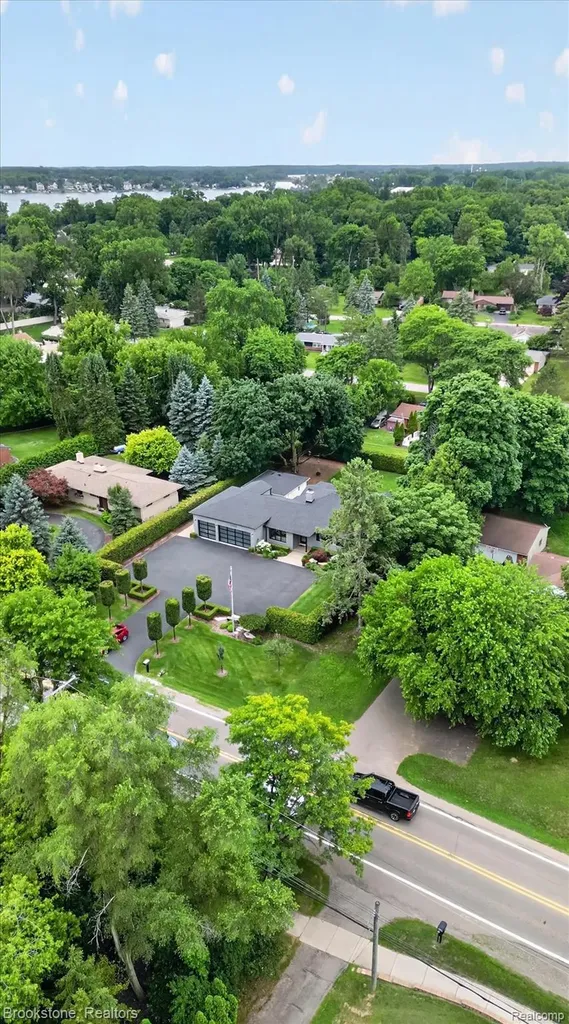 2700 Middlebelt Road West Bloomfield Charter Township MI 48324