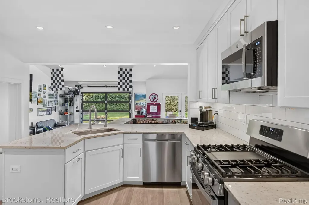 2700 Middlebelt Road West Bloomfield Charter Township MI 48324