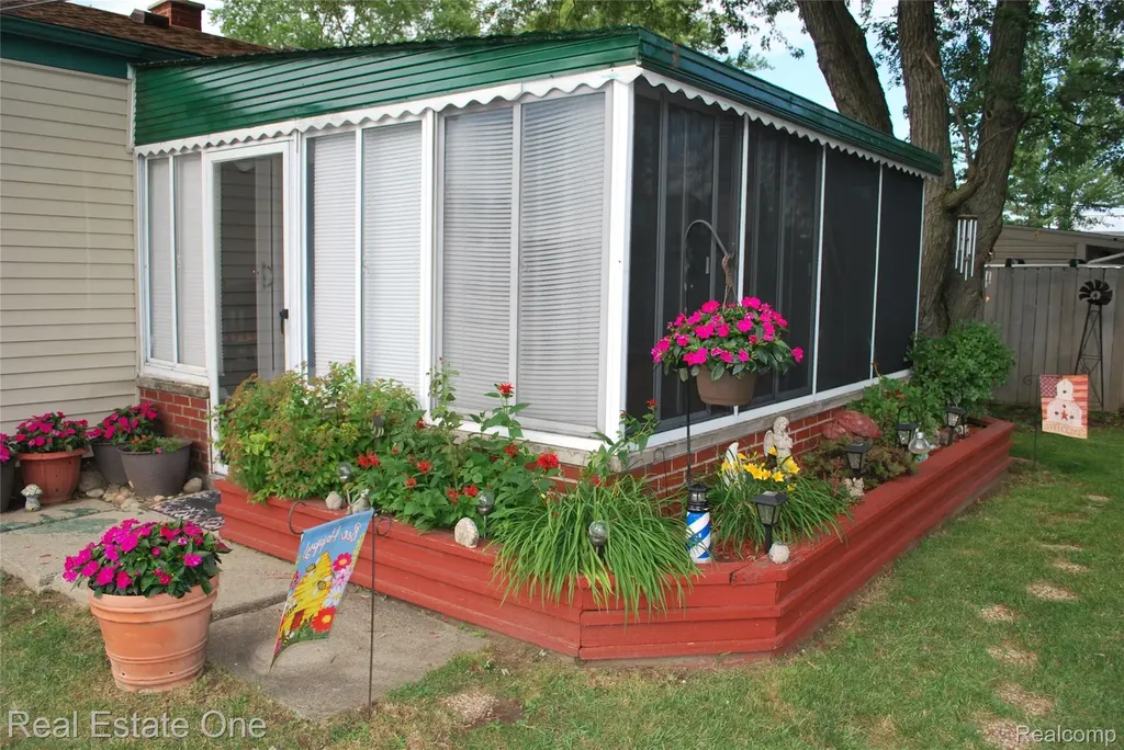 32759 Birchwood Street Westland City MI 48186