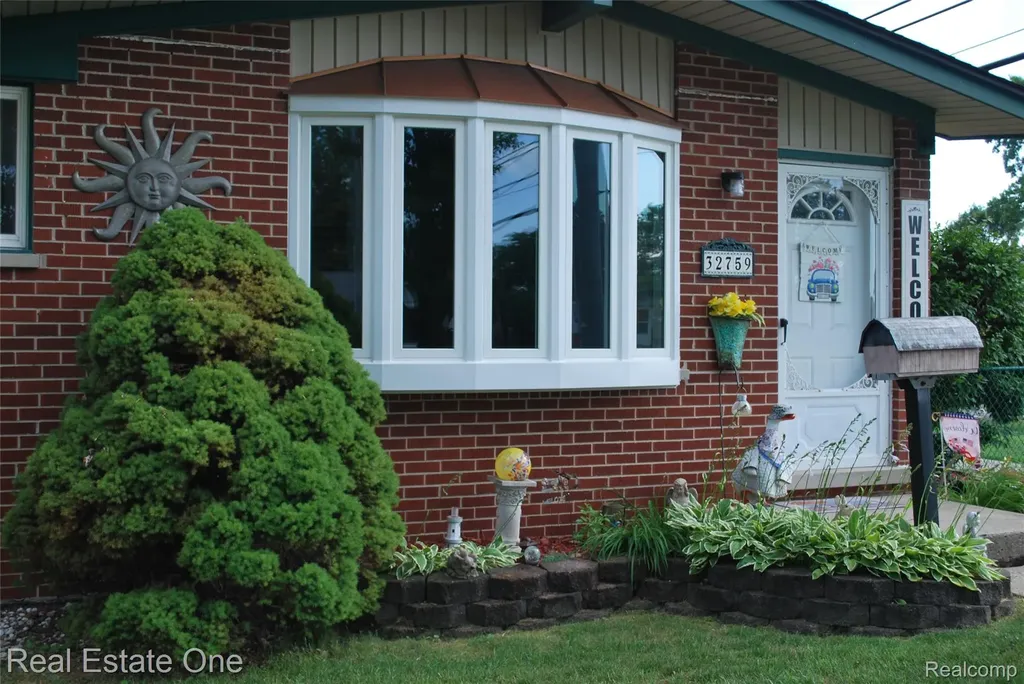 32759 Birchwood Street Westland City MI 48186