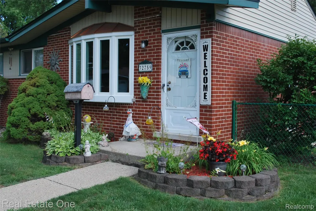32759 Birchwood Street Westland City MI 48186